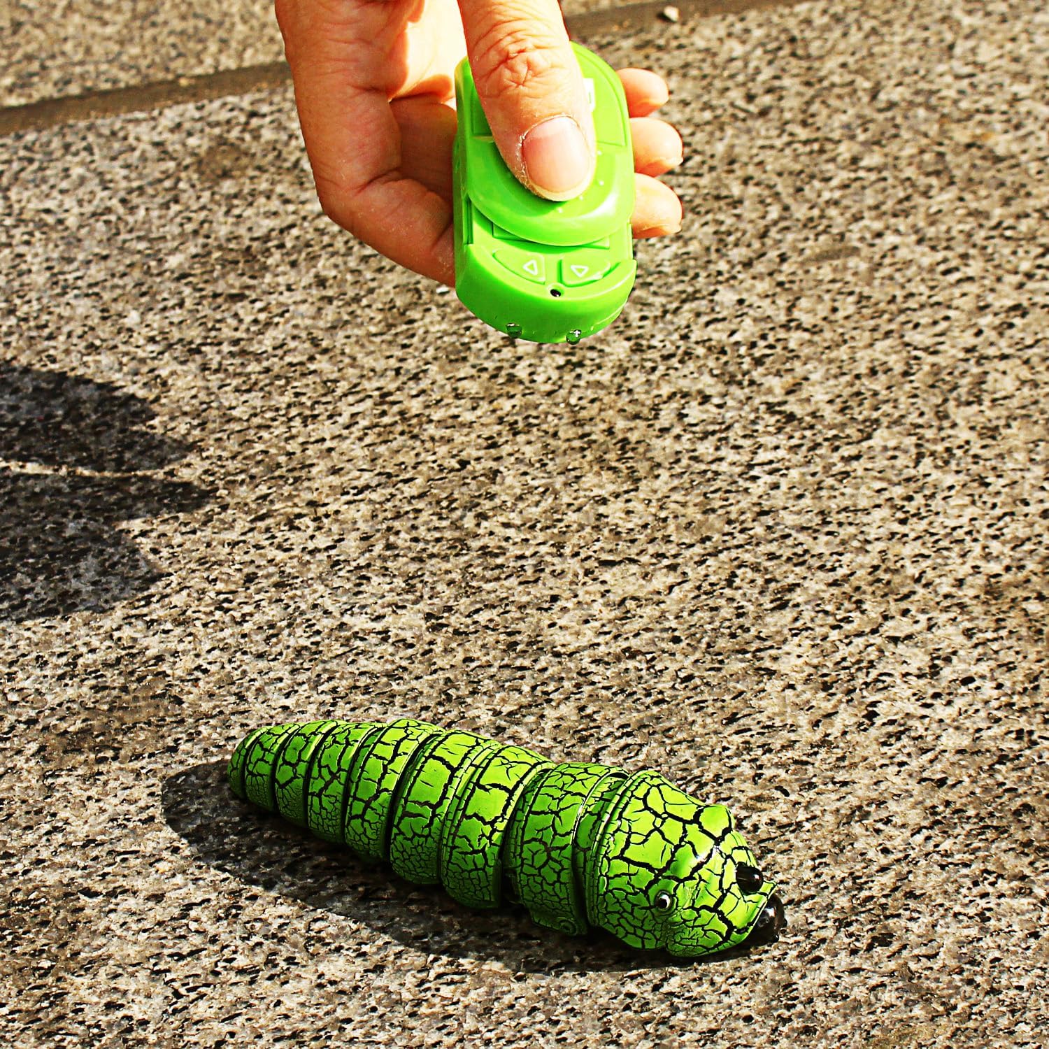 RC Crawling Worm – Realistic Remote Control Prank Bug